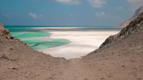 Schatten-Bewegen-Sich-über-Den-Weißen-Sand-Zwischen-Dem-Aquablauen-Ozean