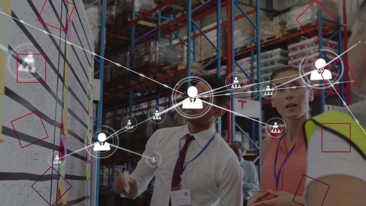 Diversi lavoratori collaborano in un magazzino ad alta tecnologia, gestendo merci e dati.