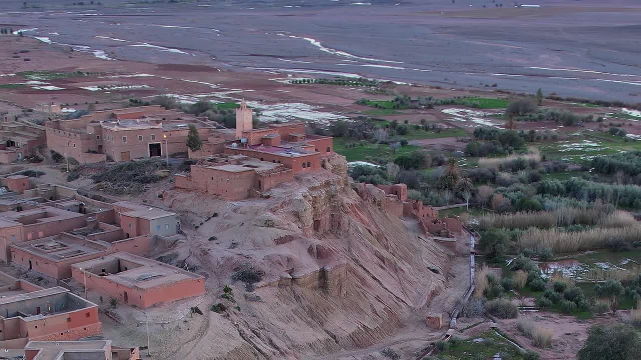 Esplorando dall'alto il paesaggio del Marocco, si scorgono fattorie e colline.