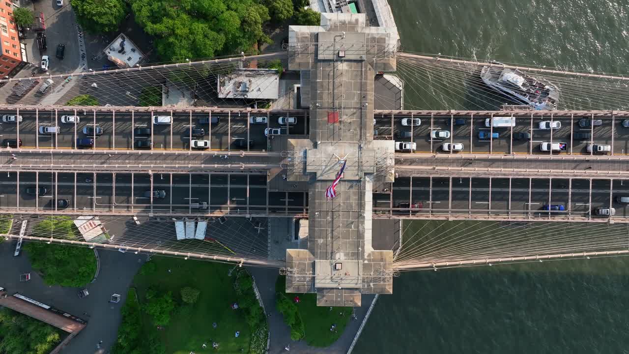 브루클린 다리의 위에서 내려오는 안테나