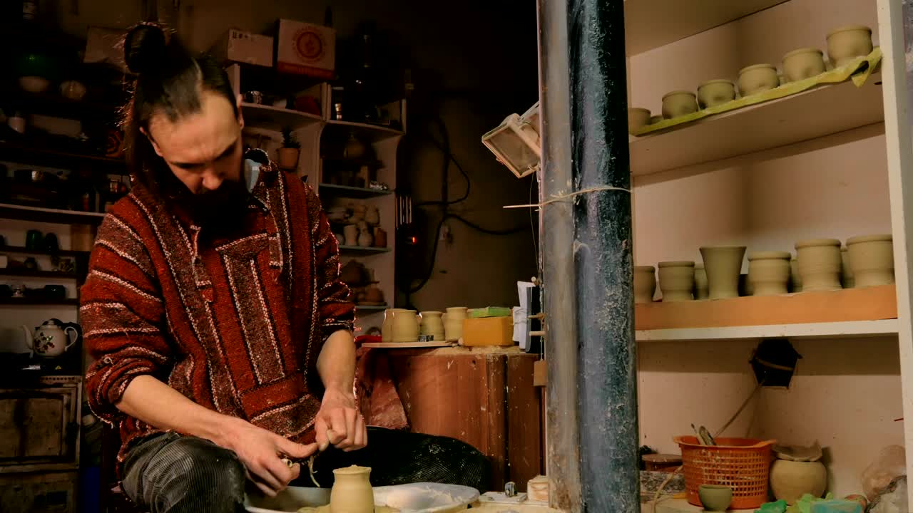 전문 도자기 도자기 작업실에서 특별한 도구로 도자기를 형성하는 컵