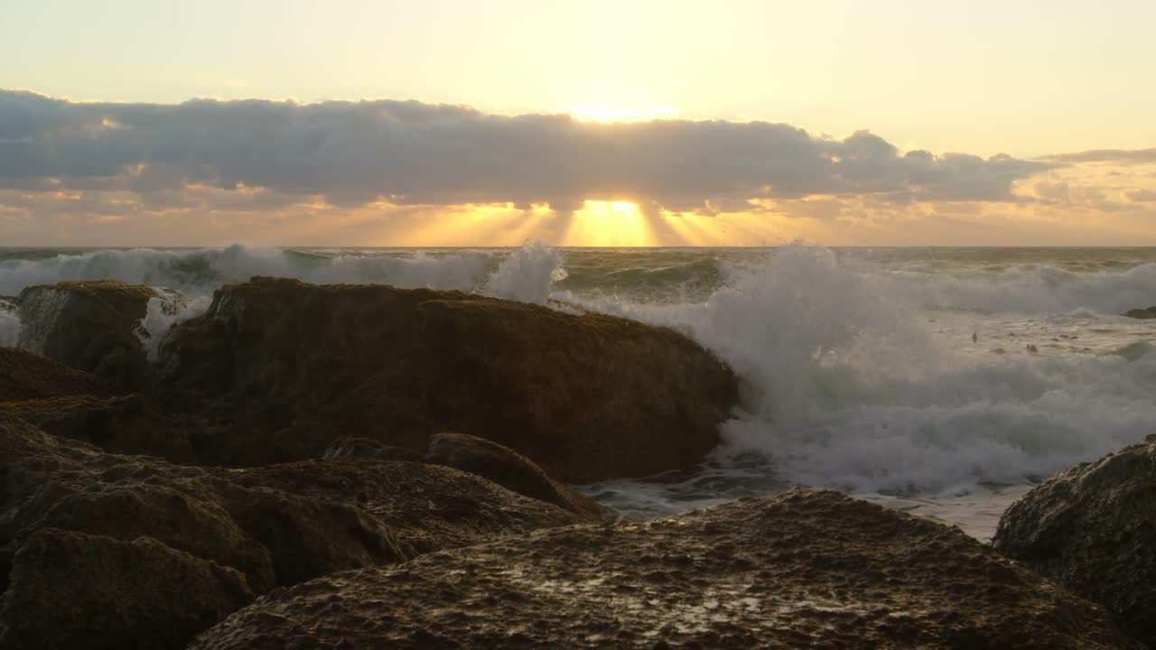 playa durante la puesta de sol 4k