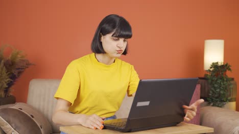 The woman who can&#039;t use the application on the laptop.