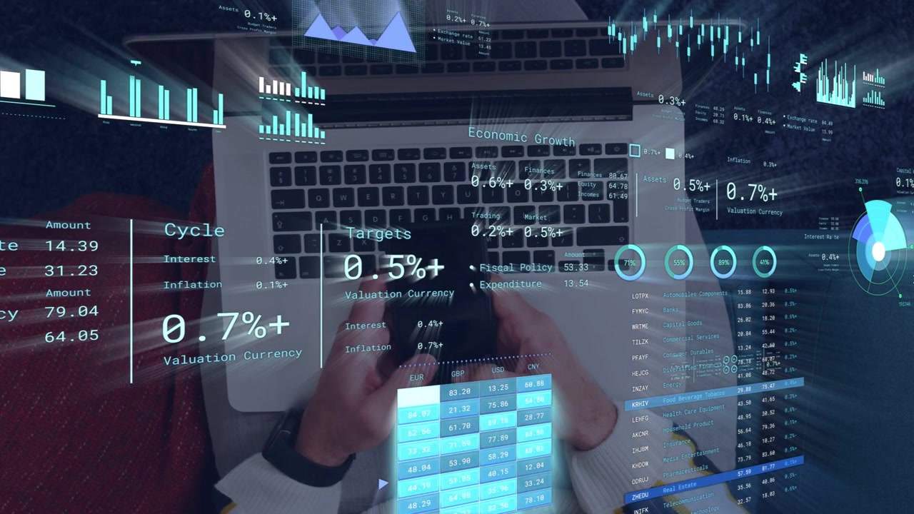 Hender holder en telefon over tastaturet på en bærbar PC, trykker og ruller, og driver live finansdiagrammer for å nå mål.