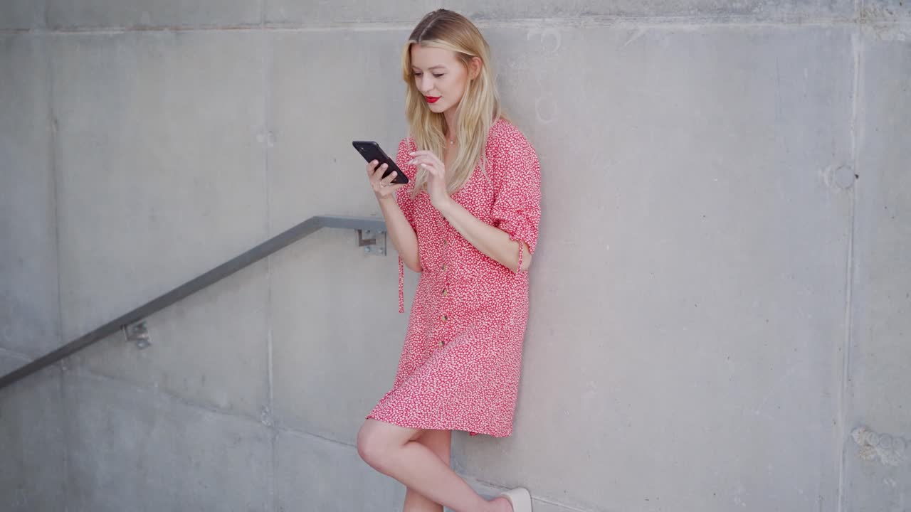 Giovane donna che manda messaggi sullo smartphone