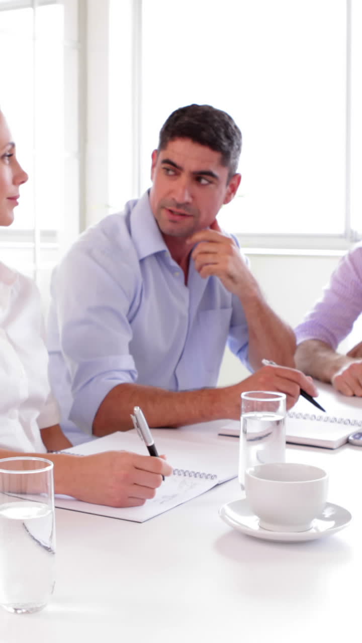 equipo de negocios trabajando juntos en un problema