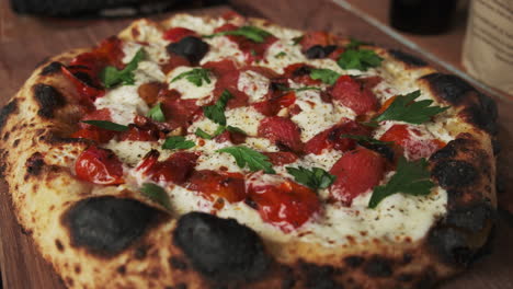 hacer la pizza casera perfecta, añadiendo los ingredientes finales a un pastel recién salido del horno