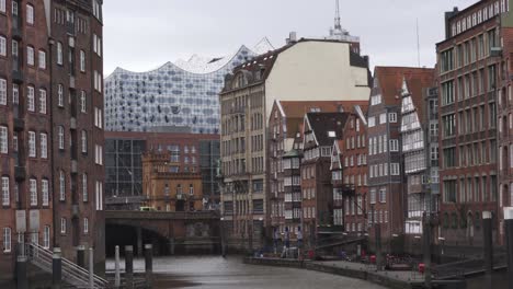 Blick-Auf-Die-Elbphilharmonie-Inmitten-Traditioneller-Hamburger-Gebäude