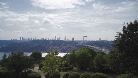 Vista-Del-Bósforo-De-Estambul.-Puente-Y-Ciudad.