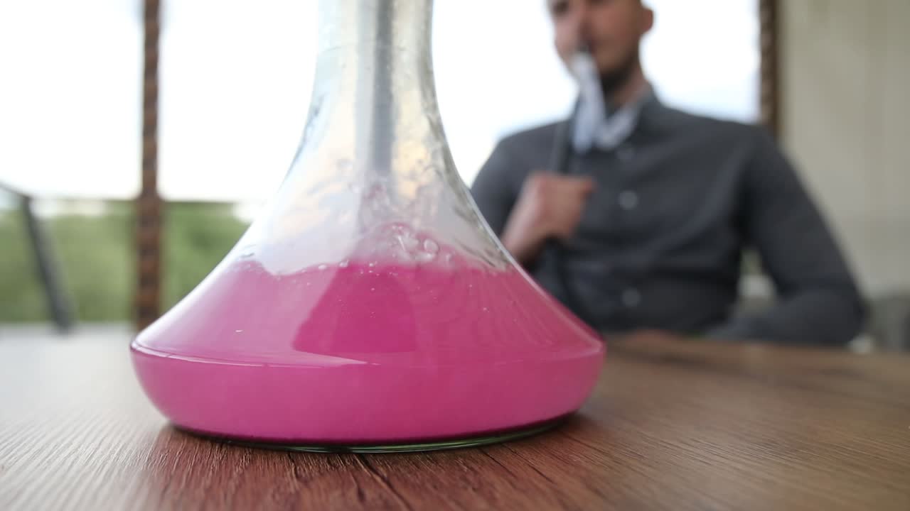 hombre fumando narguile