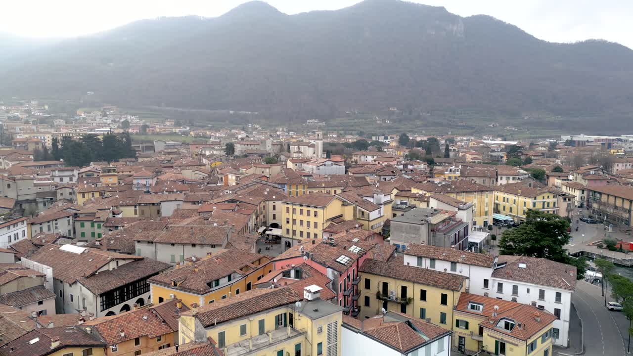 Vista aerea della città italiana di Iseo, paesaggio urbano mediterraneo, ripresa con drone a volo d'uccello