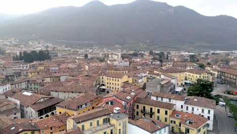 Vista-Aérea-Ciudad-Italiana-De-Iseo,-Paisaje-Urbano-Mediterráneo-Vista-De-Pájaro-Vuelo-Drone