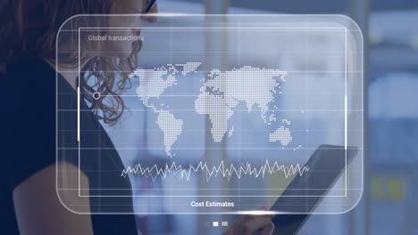 Animación-De-Datos-Con-Mapa-Mundial-Sobre-Empresaria-Caucásica-Con-Tableta