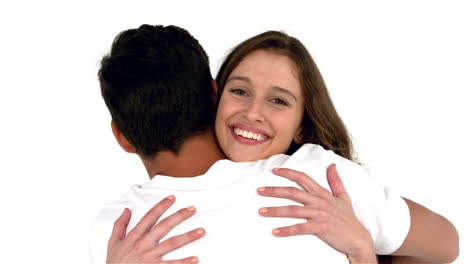 una pareja feliz abrazándose estrechamente