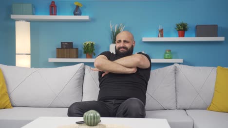 el hombre sudoroso huele mal y ofensivo.