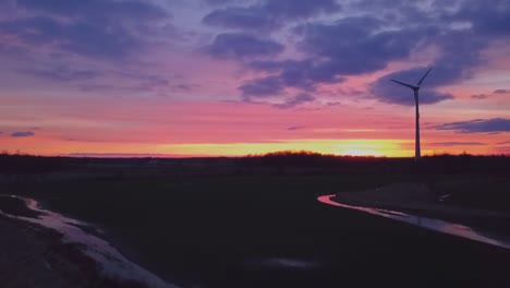 puesta de sol con molino de viento al fondo