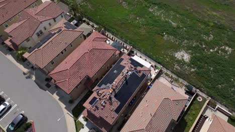 instalación de paneles solares en un techo suburbano - revelación aérea ascendente