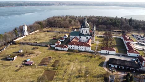 Complejo-Del-Monasterio-Pazaislis-En-La-Laguna-De-Kaunas-En-Vista-Aérea-De-Fondo