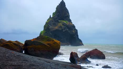 Riesige-Basaltstapel-Am-Berühmten-Schwarzen-Sandstrand-Von-Reynisfjara-An-Der-Südküste-Von-Island