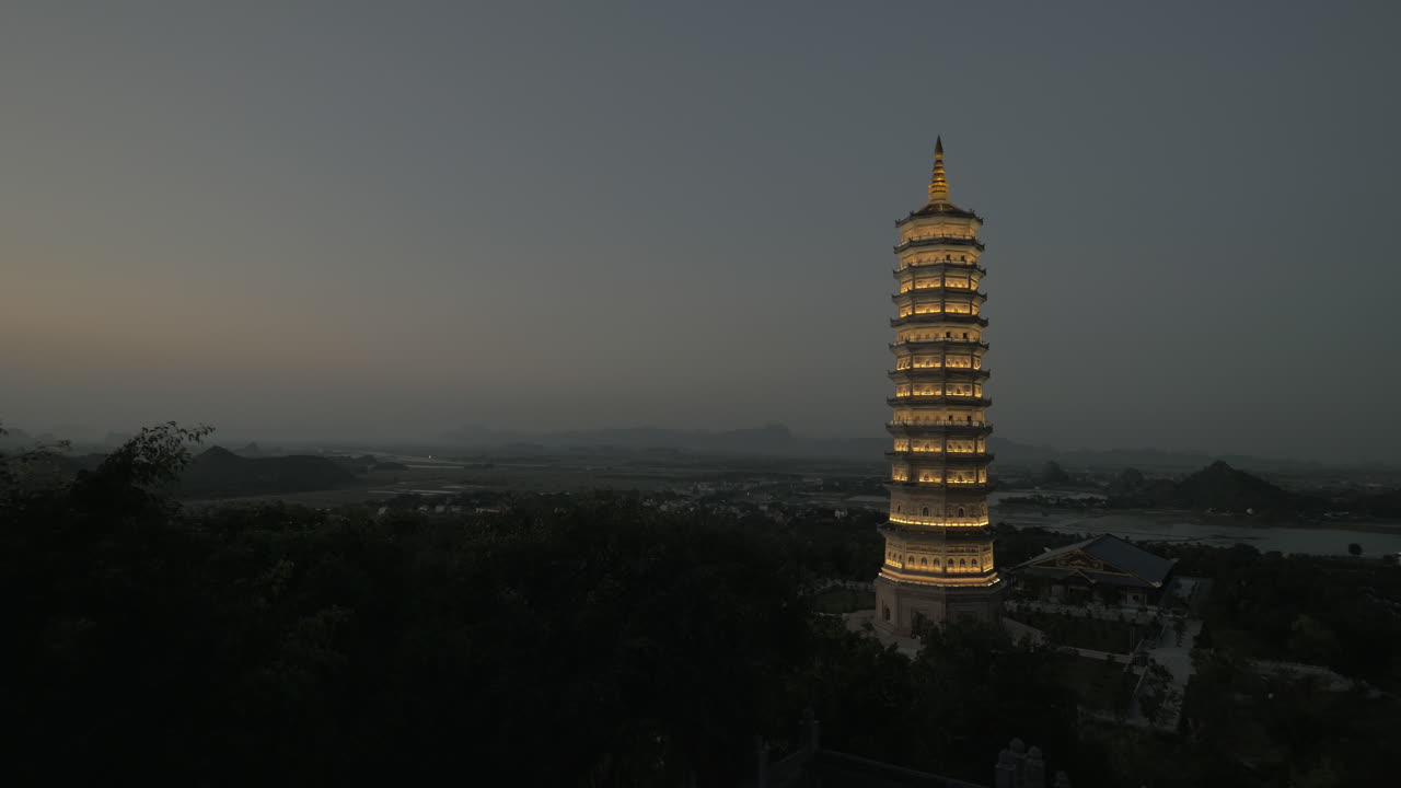 templo de bai dinh con torre iluminada por la noche vietnam