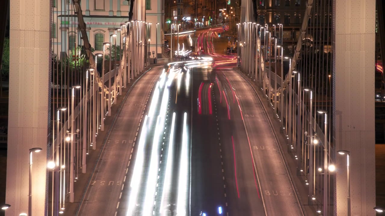 Traffico notturno sul Ponte Elisabetta