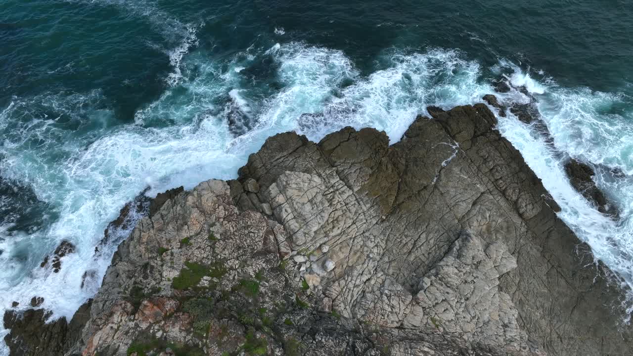 Vista dall'alto delle scogliere costiere a Hermanus in Sudafrica