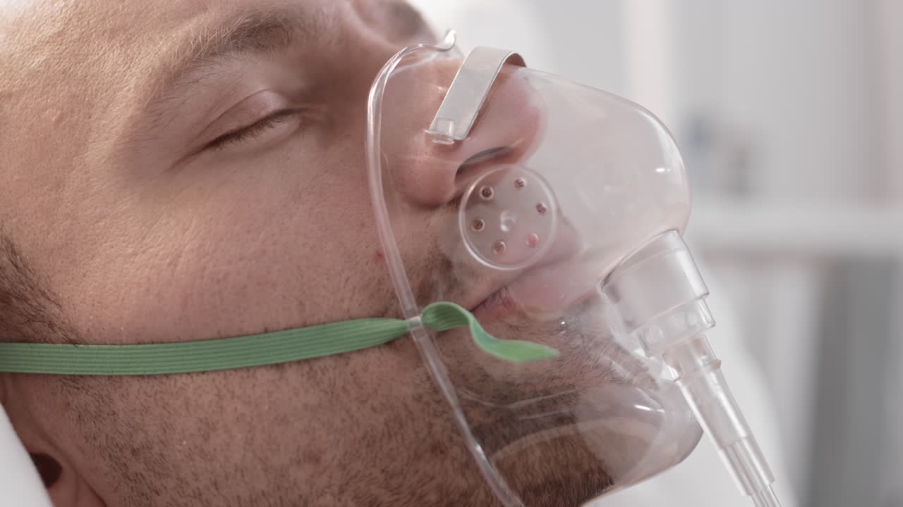 hombre respirando con máscara de oxígeno