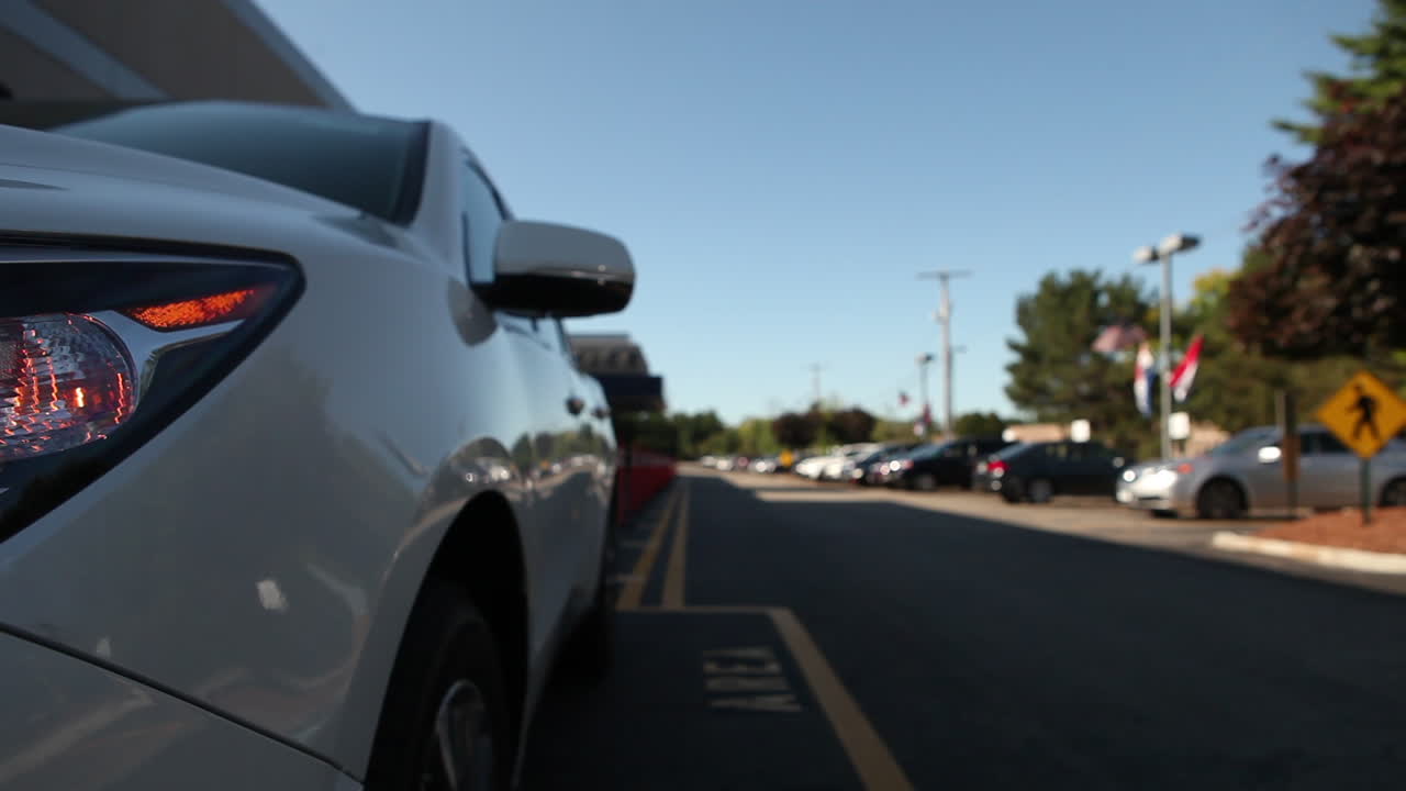 카메라가 헤드라이트를 드러내기 위해 자동차 앞을 따라 움직입니다.