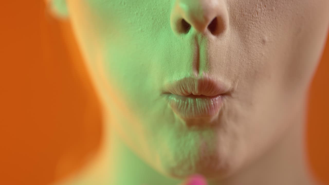 mujer atractiva comiendo un malvavisco, boca detalle de primer plano