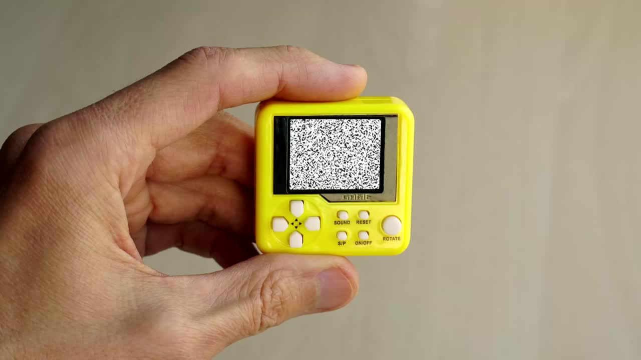 problema social. consola de juegos con pantalla ruidosa en la mano del hombre. juegos conceptuales adicción, manía de gadgets. listo para editar. 4k