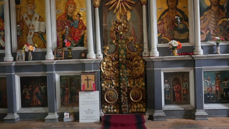 Chiesa ortodossa in Bulgaria. Una vista interna. Altare e icone