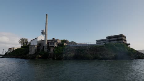 Prisión-De-La-Isla-De-Alcatraz-Con-Pájaros-Y-Gaviotas-Volando-Alrededor