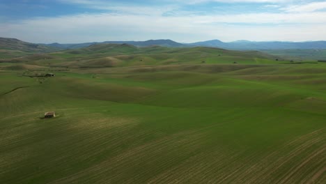 paisaje verde con impresionantes campos filmados en la hermosa provincia de basilicata en el sur de italia-3