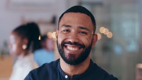 hombre de negocios, noche y risa cara con una sonrisa