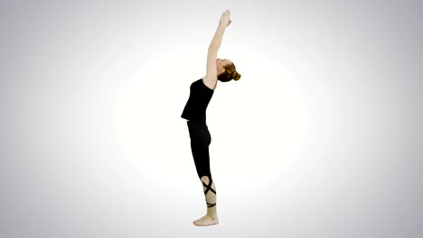 hermosa mujer realizando yoga en postura de guerrero, virabhadrasana en fondo blanco