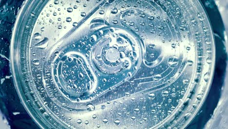 la tapa de la lata de soda de aluminio de refresco con hielo da la vuelta al círculo.
