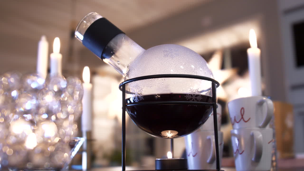 디자인 홈 주방에서 축제용 스파클링 크리스마스 장식과 끓는 뜨거운 멀드 와인, 가까운 돌리 샷