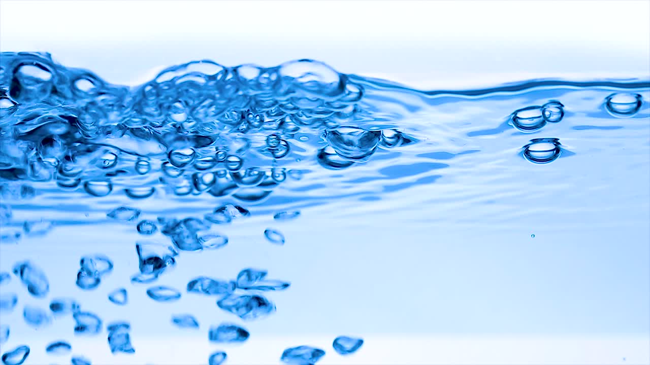 물을 슬로우 모션으로 가 ⁇ 게 찍습니다.