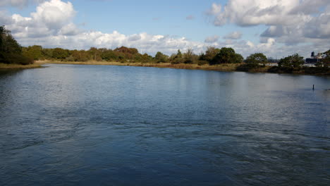 Agua-De-Mar-Inundando-El-Lago-Durante-La-Marea-Alta