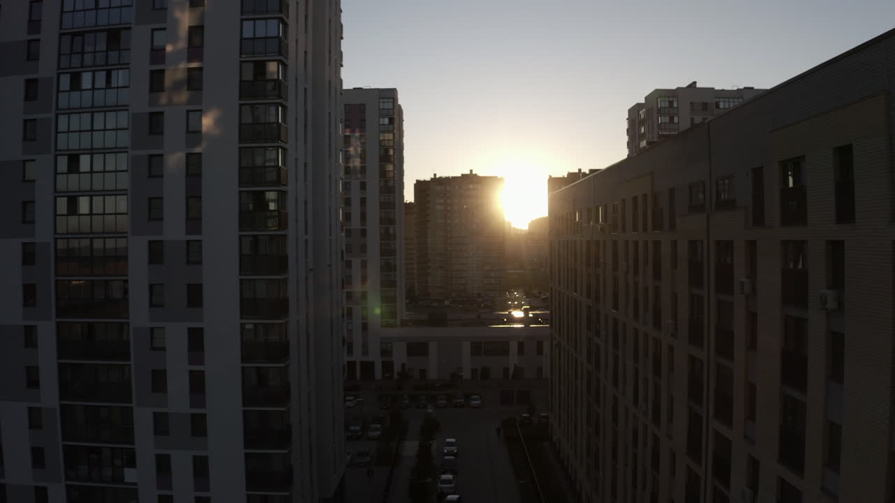 Pôr do Sol Sobre Apartamentos Modernos na Cidade