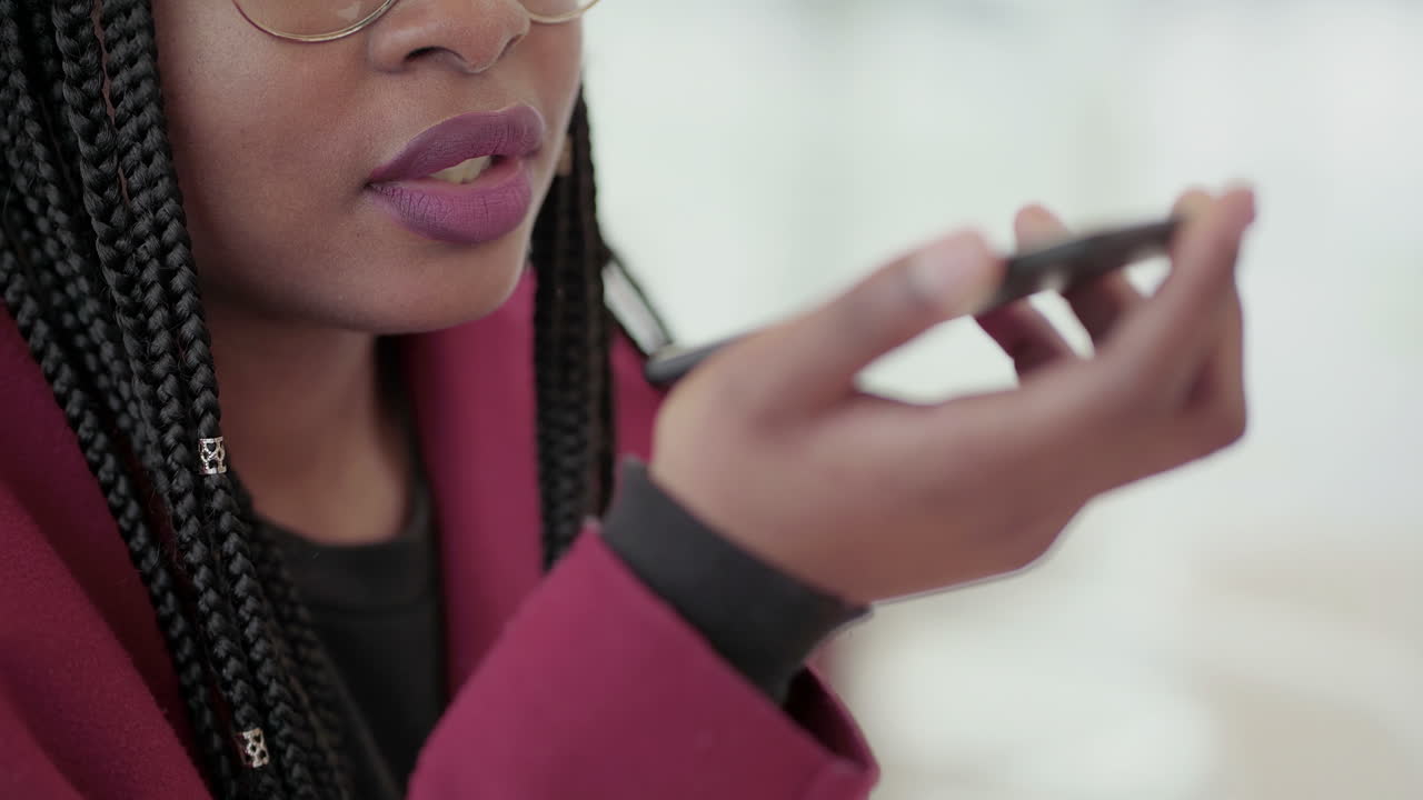 fotografía de cerca de las labias de jóvenes afroamericanas hablando con un amigo con altavoz afuera