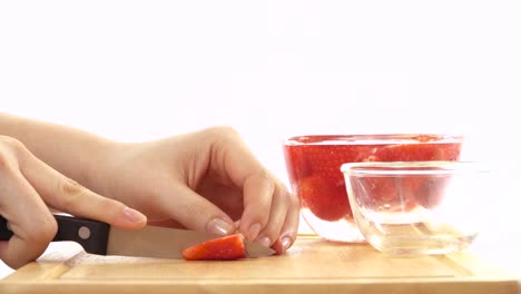 fresas, fresas rojas cortadas en pedazos y recogidas en un cuenco