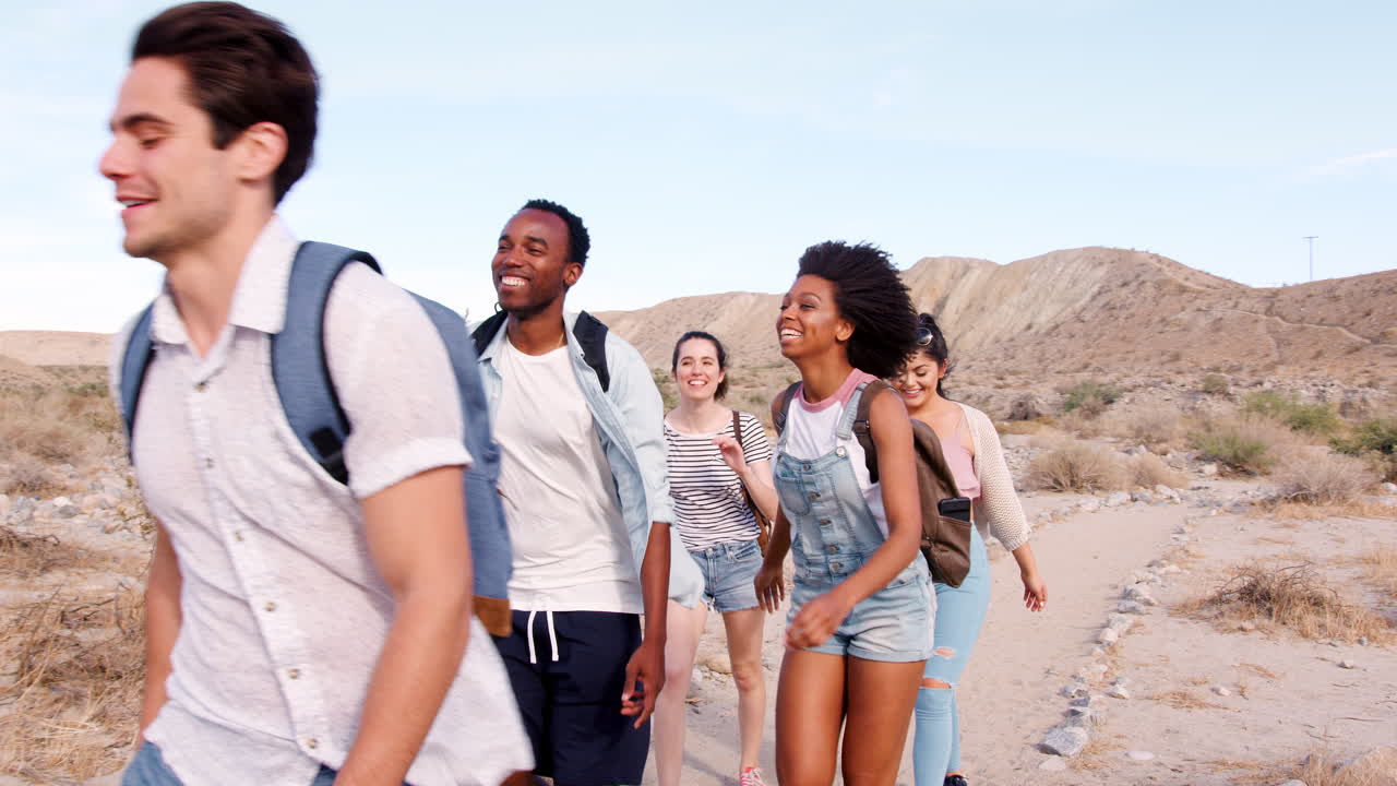 Giovani amici che fanno trekking nel deserto di Palm Springs, primo piano