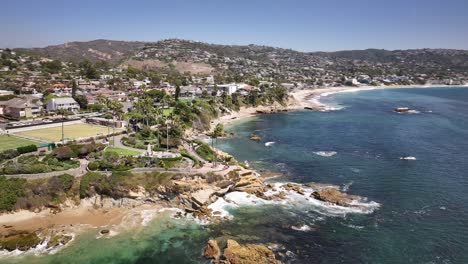 Vista-De-Drones-De-Laguna-Beach-Ca-Panorámica-Alrededor-De-Los-Acantilados-Y-Rocas-En-El-Océano-Pacífico-Con-Grandes-Olas