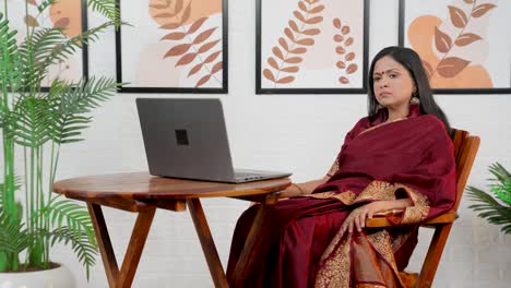 Mujer-India-Cansada-Descansando