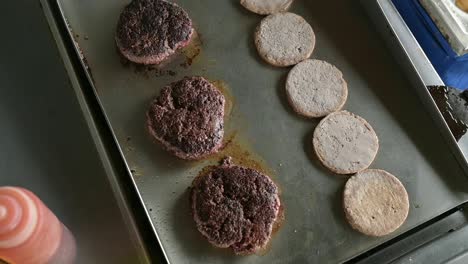 tostadas de hamburguesa a la parrilla y chuletas de cocina en la cocina