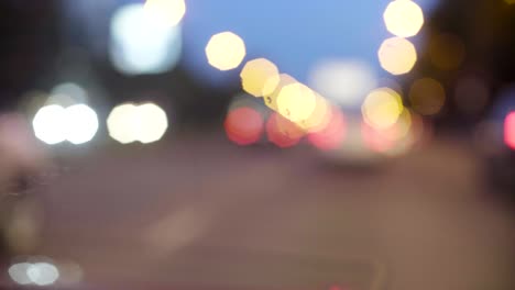 semáforos desenfocados por la noche en moscú