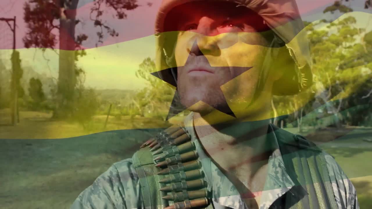 composición digital de ondear la bandera de ghana contra un soldado con un arma en un campamento de entrenamiento