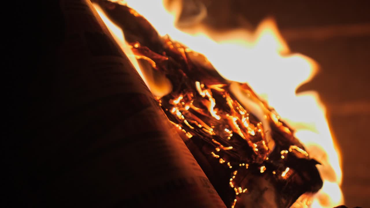 с 불에 불타는 신문 페이지를 닫습니다