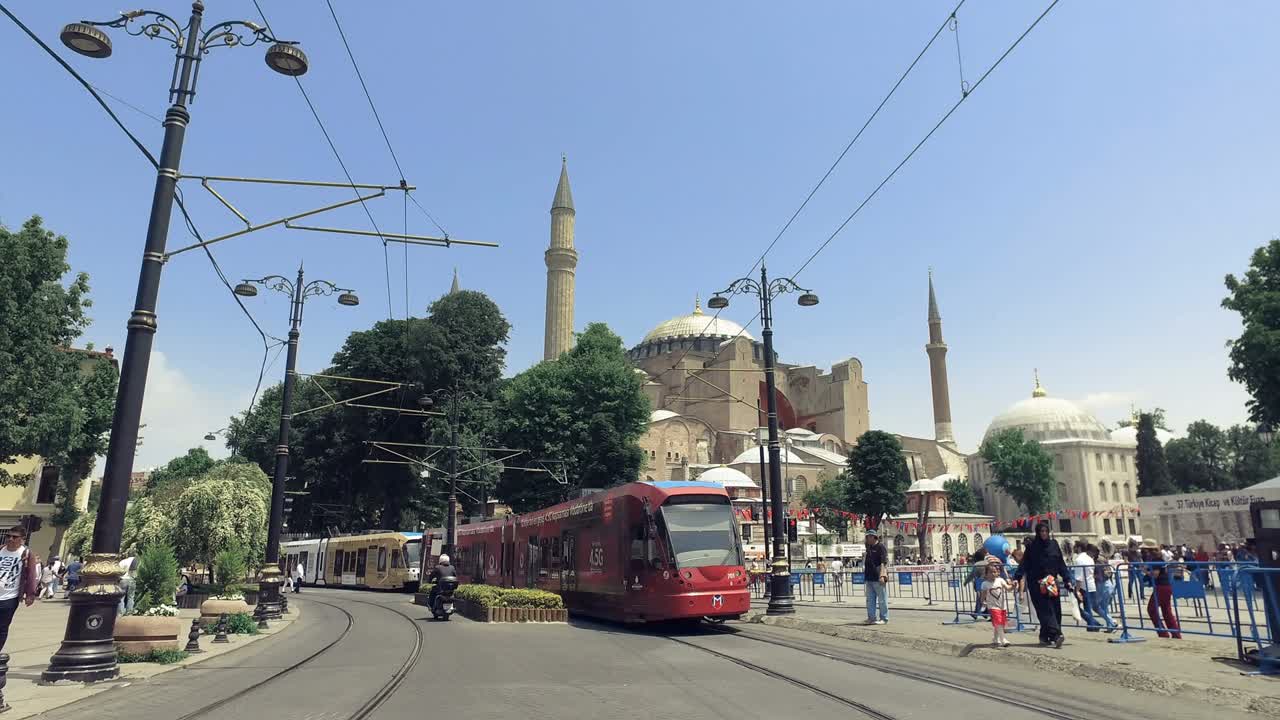 el metro de estambul cerca de la mezquita de hagia sophia, iglesia. es una red ferroviaria de tránsito rápido que sirve a la ciudad. el sistema consta de seis líneas